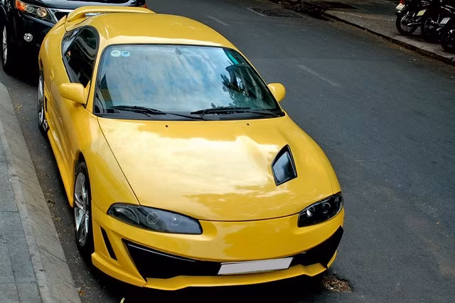 Với cụm đèn hậu trải dài đuôi xe cùng đèn pha liếc ngang nằm ngay dưới nắp capô có thể dễ dàng đoán đây là chiếc Eclipse thế hệ thứ hai được sản xuất từ năm 1995-1999 và đời 1995 được nhiều tay chơi xe Việt ưa chuộng.