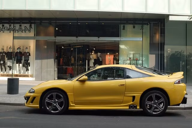 Thế hệ đầu tiên của Eclipse được sản xuất vào năm 1990 và đến nay chiếc xế thể thao này đã trải qua 4 thế hệ. So với thế hệ đầu tiên, thế hệ thứ 2 Mitsubishi giới thiệu thêm phiên bản mui trần của chiếc Eclipse Coupe. Ngoại hình của phiên bản thứ 2 cũng trở nên bắt mắt hơn.