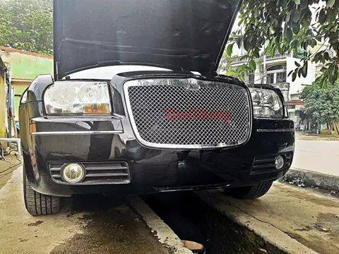 Đầu xe toát lên vẻ hầm hố nhưng không kém phần sang trọng.