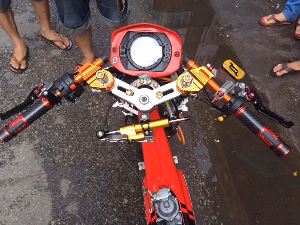 Dàn đầu với ghi đông trảng ba nhôm, trợ lực Apido, bao tay Rizoma, tay thắng Biker, nắp bình dầu Biker, đồng hồ điện tử... Theo những tay sành xe, chi phí để "lên đời" chiếc xe này tiêu tốn của chủ nhân 50 triệu đồng. Ảnh: Mak Thiện.