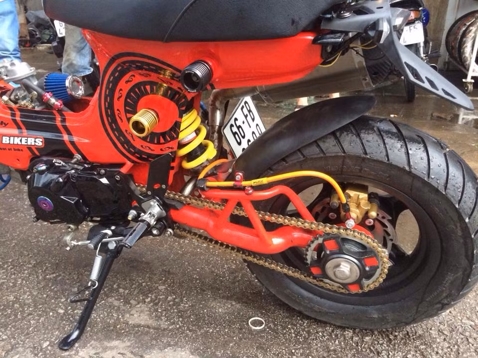 Phuộc MonoShock sau nhìn ngầu hơn nguyên bản 2 phuộc.