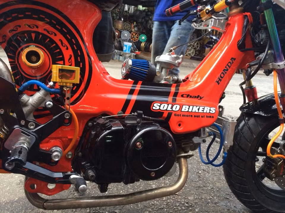 Động cơ bên trong xe được cải thiện với dung tích là 110cc mang khả năng vận hành tốt hơn khi xe lên những món đồ chơi nặng nề như trên.