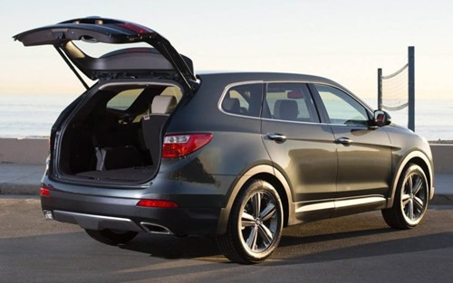 Xe cũng được trang bị tùy chọn mở cốp bằng điều khiển điện từ xa, đem lại sự tiện dụng và an toàn hơn cho người dùng.