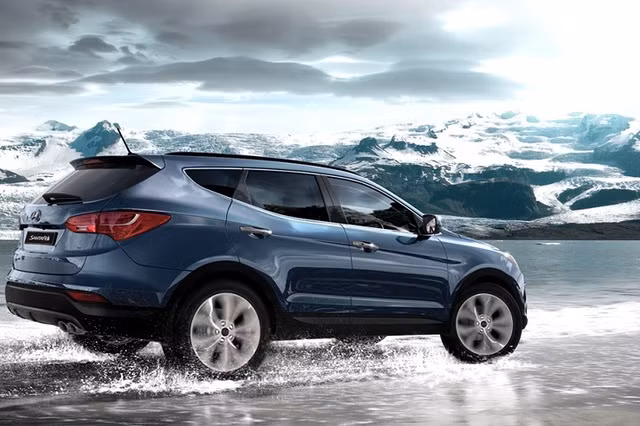 SantaFe 2015 có 2 lựa chọn về hệ dẫn động là cầu trước 2WD hoặc 4 bánh 4WD.