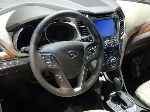 Santa Fe mới có 3 chế độ lái bao gồm Normal, Comfort và Sport. Ở mỗi chế độ, hệ thống sẽ can thiệp vào hệ thống lái, độ nhạy chân ga...