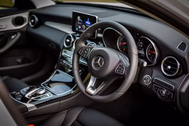 Tay lái 3 chấu bọc da nappa màu đen, nội thất ốp nhôm. Ghế người lái và hành khách phía trước điều chỉnh điện. Hệ thống âm thanh với đầu đọc CD và màn hình màu TFT 7 inch. Xe trang bị động cơ I4 cho công suất cực đại 184 mã lực và 300Nm mô-men xoắn. Hộp số tự động 7 cấp 7G-Tronic Plus.