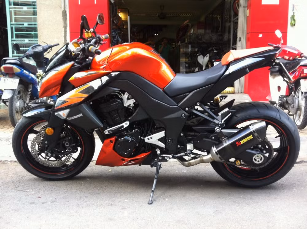 Cặp pô Akrapovic carbon full system 4-2-2 gắn cho Kawasaki Z1000.