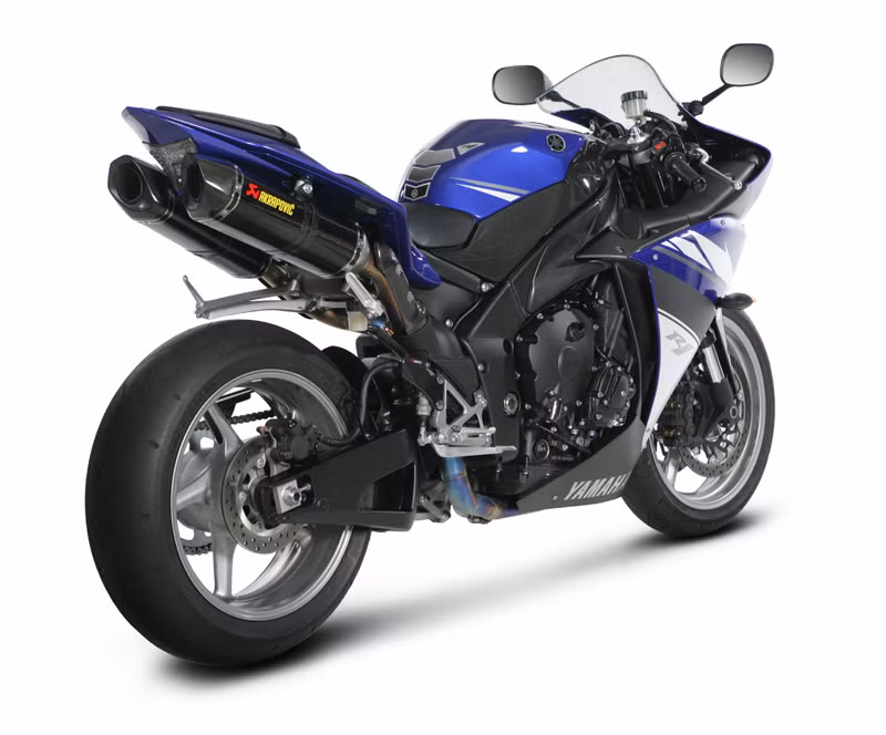 Yamaha R1 gắn pô Akrapovic đình đám. Một chiếc xe có công suất 100 mã lực, khi được trang bị ống xả Akrapovic full system và map lửa chuẩn, công suất của xe sẽ tăng thêm khoảng 3-5 mã lực.
