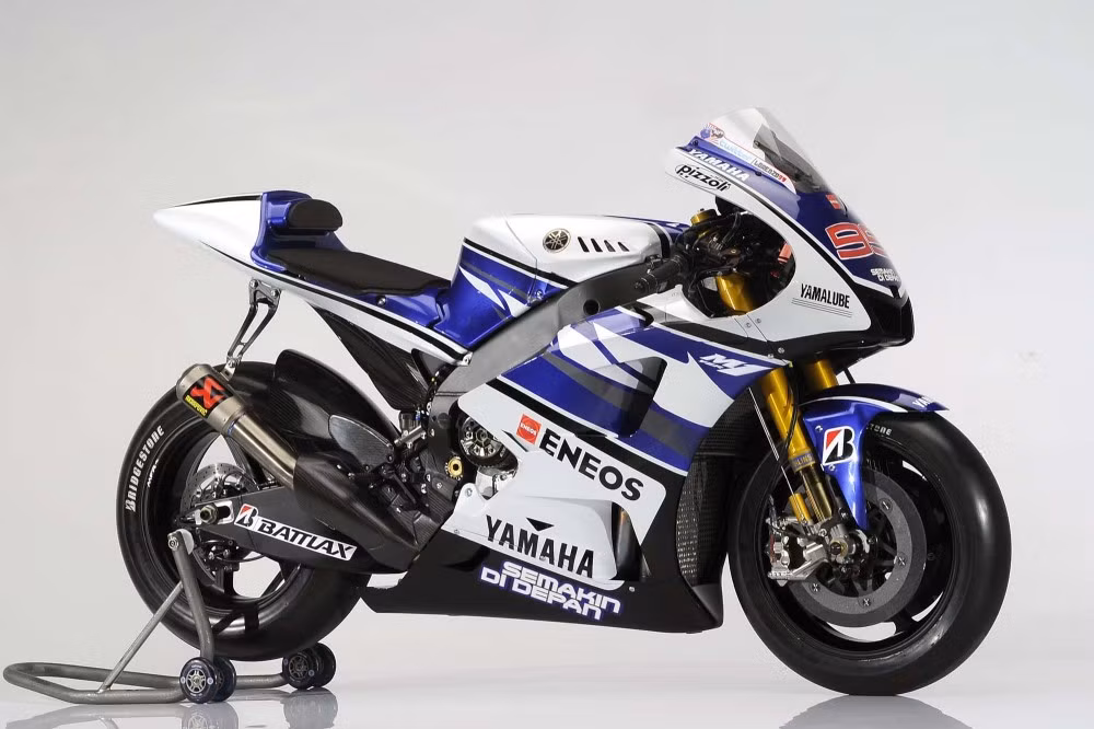 Yamaha M1 mang số hiệu 99 của Lorenzo tại trường đua MotoGP sử dụng pô Akrapovic.