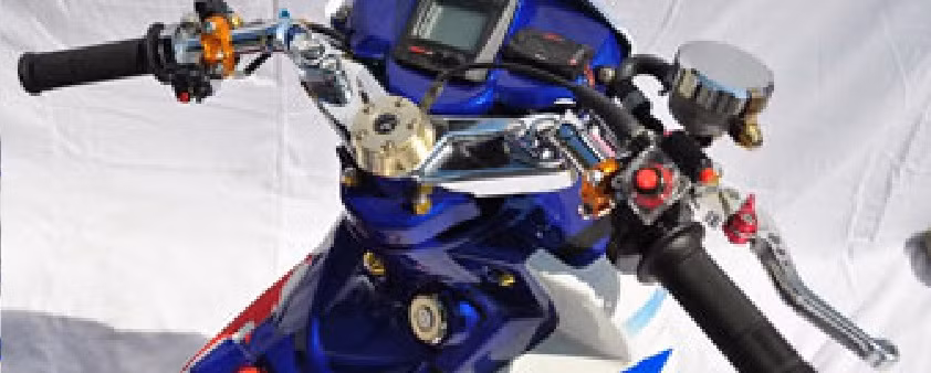 Đầu xe gây chú ý với đồng hồ điện tử koso, bao tay, cùm phanh và tay phanh.