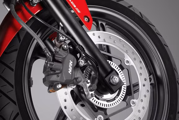 Xe trang bị vành đúc thể thao 17 inch và phanh đĩa cho cả hai bánh, đĩa trước có đường kính 296mm và đĩa sau 220mm, cặp phuộc trước đường kính 37mm và giảm xóc đơn Pro-Link. Hệ thống chống bó cứng phanh ABS là trang bị tùy chọn thêm.