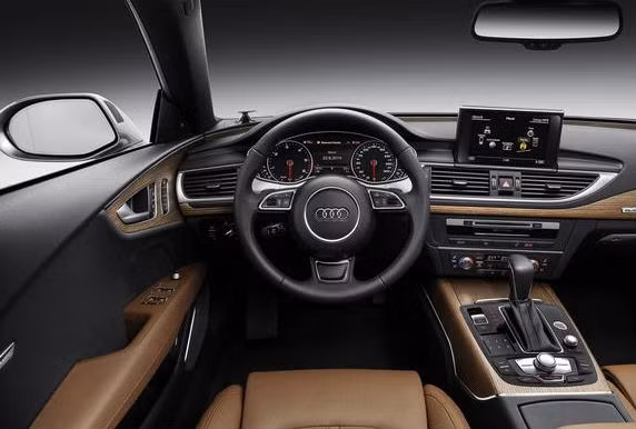 Lần đầu tiên Audi A7 được tích hợp hệ thống hiển thị thông tin lên kính chắn gió HUD, cung cấp cho tài xế đầy đủ thông tin về xe. Mẫu coupe này còn được trang bị hệ thống giải trí và định vị MMI, hệ thống âm thanh vòm cao cấp, hỗ trợ tầm nhìn vào ban đêm, hỗ trợ giữ làn đường chủ động...