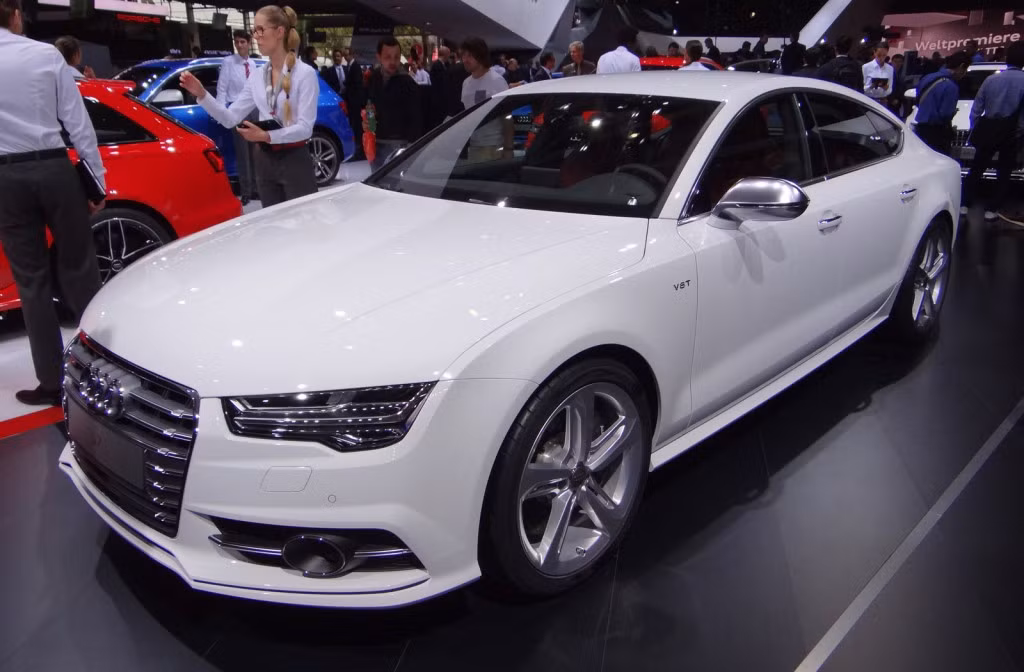 Trong khi đó, mẫu Audi S7 được trang bị động cơ tăng áp kép V8 Twin-Turbo có công suất 450 mã lực, mạnh hơn 30 mã lực so với thế hệ trước.