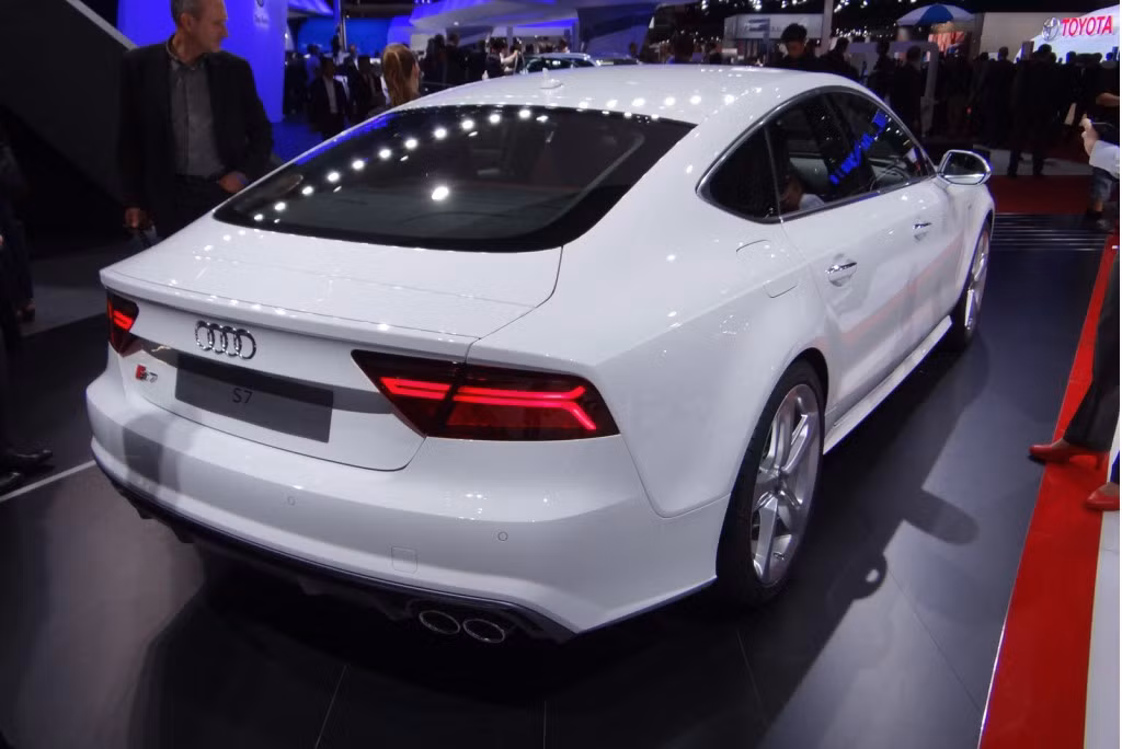 Những phiên bản sử dụng động cơ xăng sử dụng hộp số ly hợp kép 7 cấp, còn động cơ diesel vẫn sử dụng hộp số tự động 8 cấp.