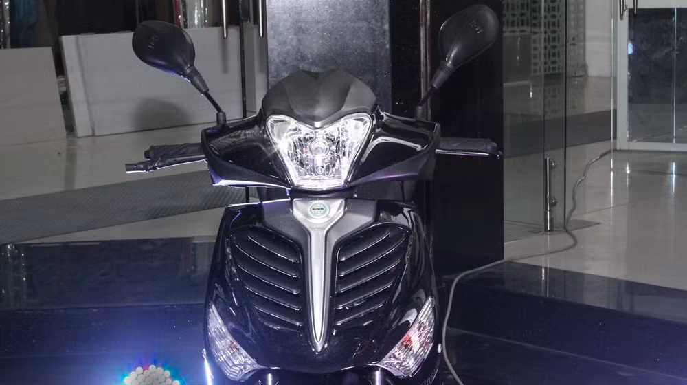 Mẫu xe cuốn hút với phần đầu xe được thiết kế góc cạnh, cá tính. Cụm đèn pha tiết diện lớn mang hình dáng của loài chim ưng. Lưới tản nhiệt kết hợp cùng đèn pha và logo khắc nổi nằm trên cánh gió.