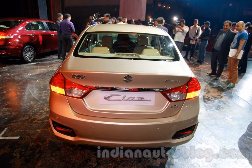 Mẫu xe mới của Suzuki là đối thủ cạnh tranh trực tiếp với các mẫu xe trong phân khúc B như Honda City, Hyundai Verna, Nissan Sunny.