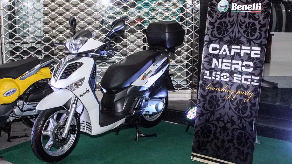 Benelli Caffé Nero 150 EFI có kích thước dài x rộng x cao tương ứng 2.070 x 715 x 1.260 mm, chiều cao yên xe 800 mm.