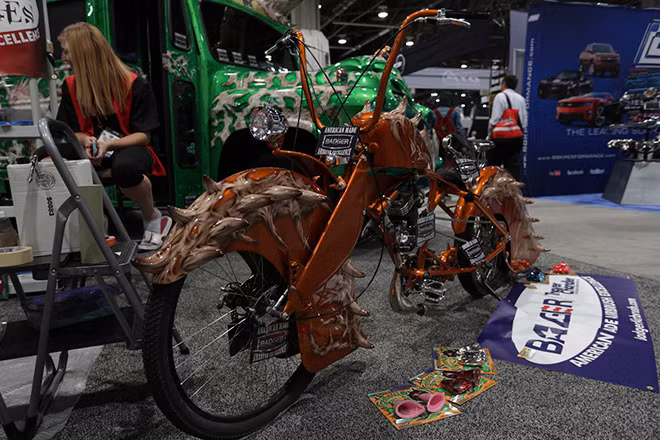 Không chỉ trưng bày những mẫu xe hơi độ, các hãng xe độ còn mang tới giới thiệu nhiều mẫu môtô độ quái dị.