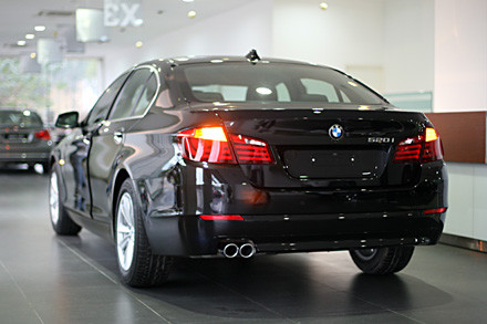 BMW 520i theo đơn đặt hàng của khách sạn Sofitel Plaza Hà Nội sở hữu ngoại thất đen bí ẩn của đá Sapphire cùng những trang bị nội thất đẳng cấp nhất, được thiết kế riêng cho thượng khách của khách sạn này.
