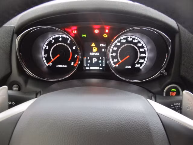 Cả hai phiên bản đều có trang bị khoá cửa điều khiển từ xa, vô lăng trợ lực điện EPS, đèn sương mù, cánh lướt gió sau, màn hình hiển thị đa thông tin, điều hoà tự động, hệ thống âm thanh DVD/ USB/ Bluetooth, HDMI, 4 loa.