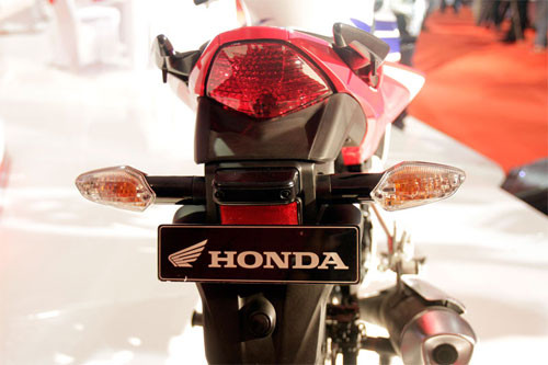 Honda CBR150R 2015 cạnh tranh trực tiếp với đối thủ chính là Yamaha YZF-R15.