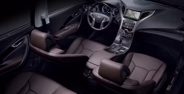 Về nội thất, các chi tiết của xe được sử dụng vật liệu cao cấp như da, gỗ và viền kim loại xung quanh.