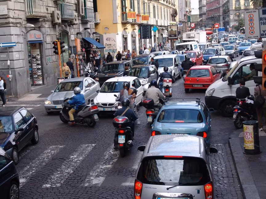 Ý: 605 xe con/1.000 người. Là cái nôi của những hãng xe thể thao nổi tiếng trên thế giới như Maserati, Ferrari và Lamborghini, cũng không khó hiểu khi tỷ lệ sở hữu xe ở Ý rất cao.