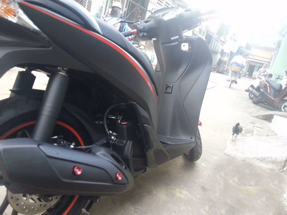 Chụp ốp phuộc cũng được sơn đen nhám.