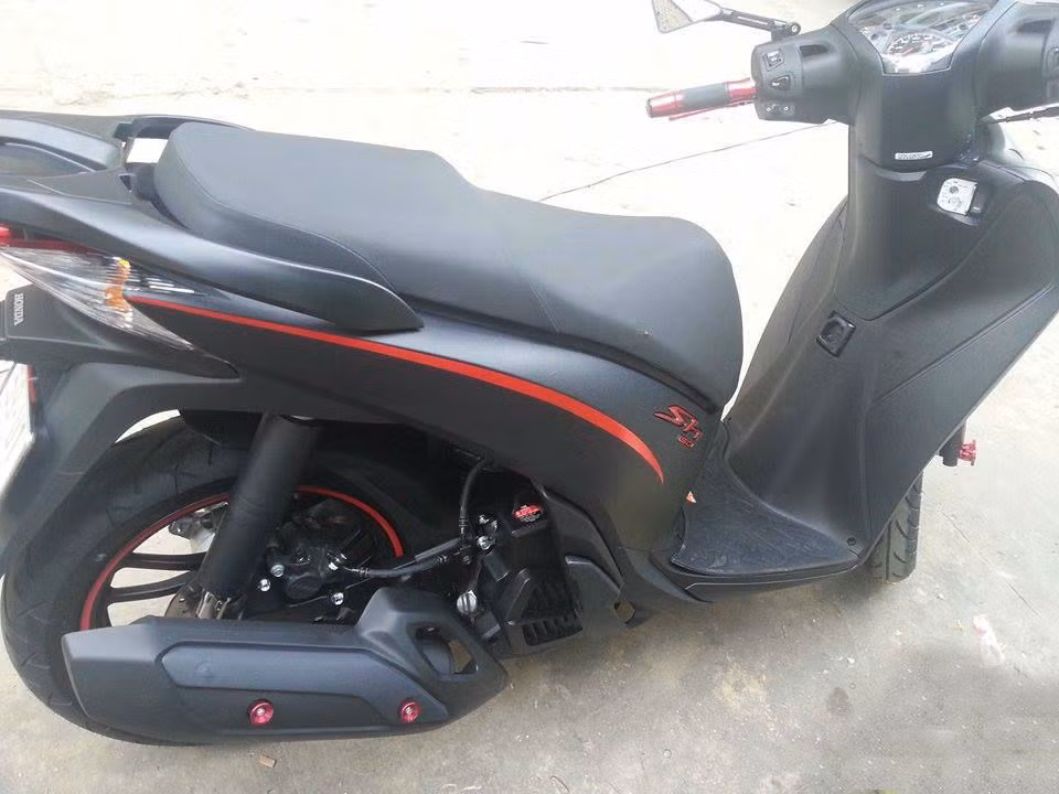 Ngoài ra, SH này còn được trang trí một số đồ chơi như bao tay Rizoma, kính Rizoma Tomok thời trang và tay thắng Biker. Nguồn ảnh: Sài Gòn SH Club.
