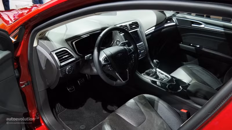 Về nội thất, Mondeo 2015 được trang bị màn hình cảm ứng đa thông tin 8 inches, chức năng Sync2, DAB digital radio, kết nối Bluetooth, định vị vệ tinh.