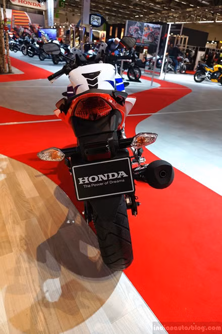 Xe có khối lượng 162 kg với bình xăng dung tích 12,9 lít.