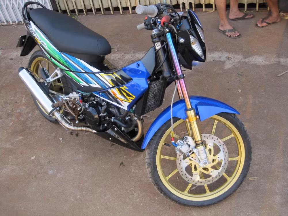 Dàn chân mâm Daytona kết hợp dĩa YaZ cùng vỏ phuộc Trusty vàng.