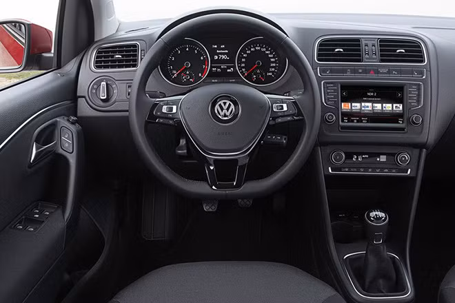 Những trang bị đáng chú ý trên xe gồm vô-lăng bọc da cùng các phím điều khiển đa chức năng, điều hòa tự động, đầu CD có hỗ trợ Bluetooth, ipod, AUX-in, đồng hồ hiển thị đa thông tin...