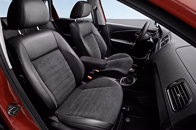 Hệ thống an toàn bao gồm 2 túi khí, ABS, cảm biến khoảng cách và cảnh báo chống trộm.