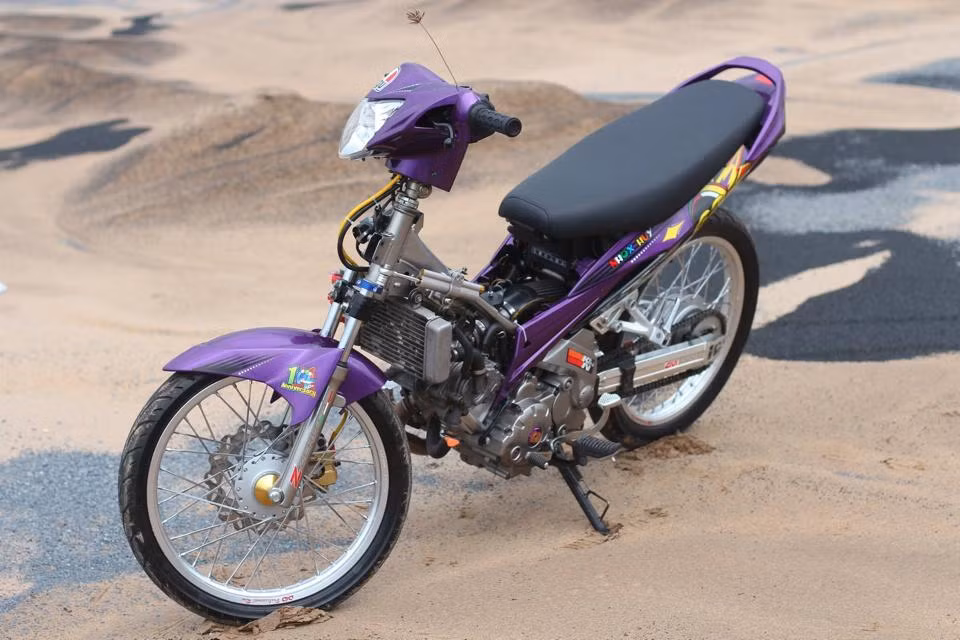 Xe đi bánh căm niềng nhôm nhẹ nhàng. Nguồn ảnh: Exciter độ.