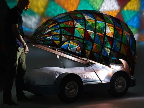 Những mảnh thủy tinh thủ công tỉ mỉ đã được kết thành một tấm kính phía trên tạo nên một bức tranh màu đẹp mắt.