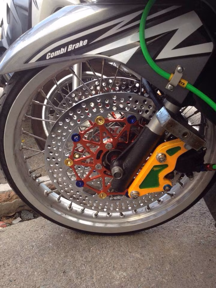 Chiếc xe thu hút ánh nhìn bởi dàn chân trước cực kỳ độc đáo bao gồm niềng đùm căm và hệ thống phanh rất chắc chắn với 2 đĩa.