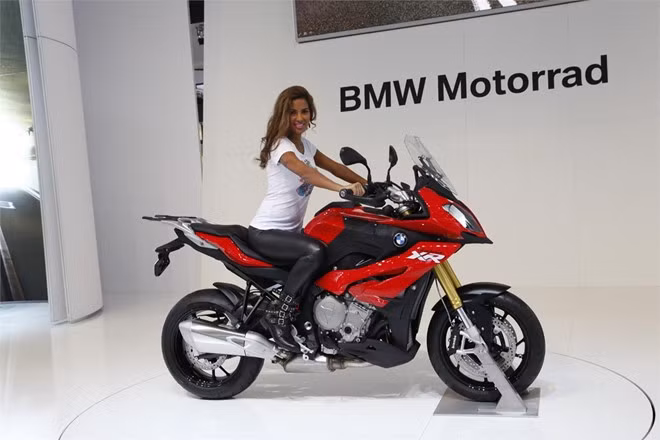 Mẫu xe thể thao đa địa hình đường trường BMW S1000XR giành được 6% phiếu bình chọn. Cung cấp sức mạnh cho xe là khối động cơ 4 xi-lanh thẳng hàng, dung tích 999 phân khối, mang lại công suất 160 mã lực tại 11.000 vòng/phút và mô-men xoắn cực đại 112 Nm tại 9.250 vòng/phút.