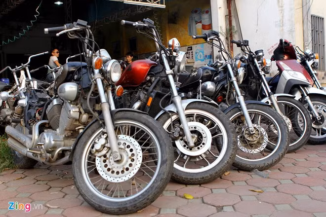 Các bản mô tô cỡ lớn như Yamaha Virago, Honda Custom 750 hay mô tô Suzuki trưng bày bên ngoài cửa hàng nhường không gian bên trong cho việc sửa chữa và các mẫu xe nhỏ.