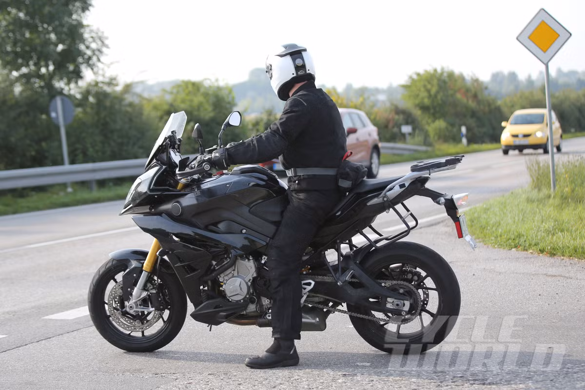 Cuối cùng là BMW S1000XR với động cơ 4 xi-lanh thẳng hàng công suất 1.000 phân khối. Xe được trang bị tay lái cao sưởi ấm, ống xả cỡ lớn.