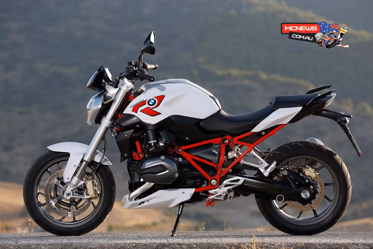 Theo sau là BMW R1200R trang bị động cơ boxer 1.170 phân khối làm mát bằng dung dịch, công suất 125 mã lực và mô-men xoắn cực đại 124,6 Nm.