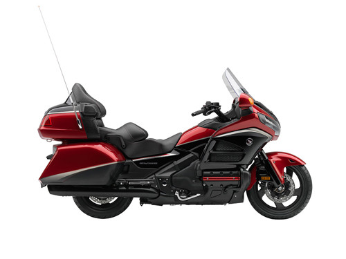 Honda cũng sẽ trình làng tên tuổi Gold Wing mang lại cảm giác vận hành thoải mái. Sức mạnh của xe đến từ động cơ 6 xi-lanh công suất 1.832 phân khối. Ngoài ra, xe còn trang bị hệ thống sưởi ấm chân cho người lái.