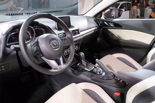 Giống như ngoại thất, nội thất được làm mới một cách ấn tượng và có thêm nhiều công nghệ. Xe được trang bị một màn hình hiển thị có thể mở lên ở phía sau cụm công-tơ-mét với đầy đủ các thông số cơ bản, hệ thống kết nối đa phương tiện MZD-Connect.