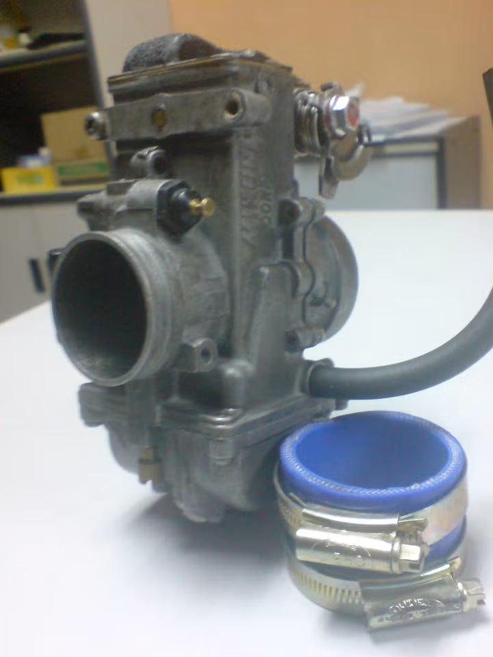 Bình xăng Mikuni khi tháo rời của xe.