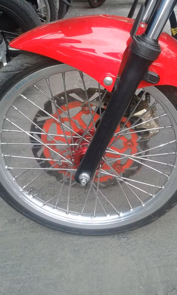 Dĩa trước là hàng đồ chơi khá lòe loẹt.