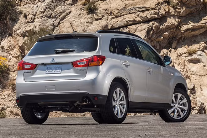 Thông số kỹ thuật của xe chưa được bật mí nhiều nhưng một đại diện của Vina Star cho biết Outlander Sport sẽ có nhiều trang bị giống phiên bản hiện đang bán tại Mỹ.