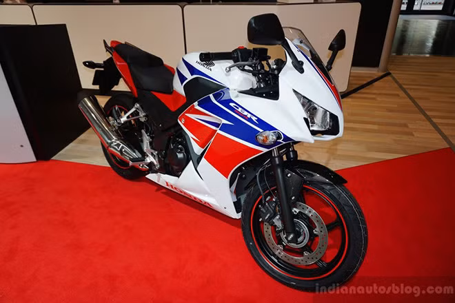 Tuy nhiên, đầu xe có sự khác biệt nhờ cặp đèn pha đôi hầm hố tương tự như siêu mô tô CBR1000R.