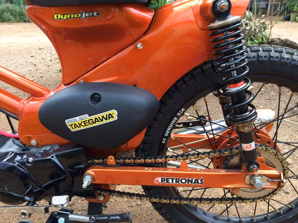 Chiếc xe được tối giản nhiều chi tiết mang đến nét thanh thoát và cá tính. Dàn áo màu cam nổi bật cùng với nhiều đồ chơi đắt tiền khiến chiếc Cup này sành điệu hơn hẳn.