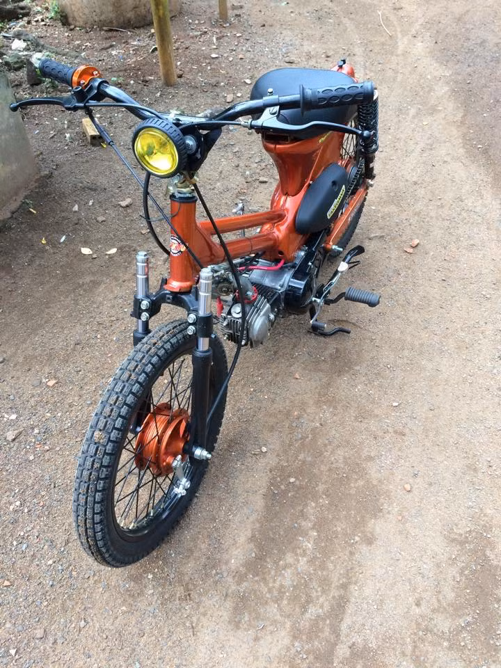 Honda Cup vẫn là một trong những dòng xe được các tay độ ưa chuộng nhất hiện nay bởi kiểu dáng nhỏ gọn, độc lạ của nó. Chiếc Honda Cub độ phong cách Bobber này được đánh giá là một mẫu độ đẹp.