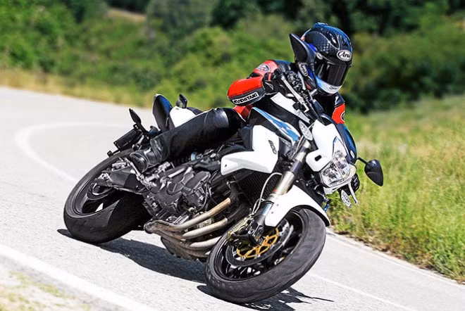 Tay lái và gác chân cũng được thiết kế lại để cải thiện tư thế lái xe.